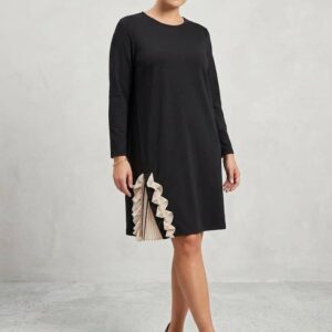 Vestido Negro con Abertura y Volante